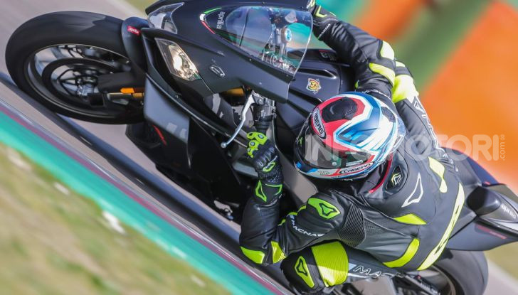 Test in pista Aprilia RSV4 Factory 1100, invecchiando migliora più di un buon vino! - Foto 43 di 65