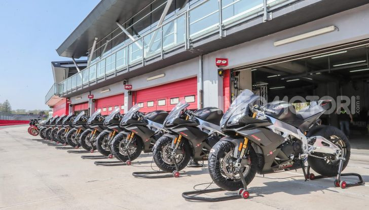 Test in pista Aprilia RSV4 Factory 1100, invecchiando migliora più di un buon vino! - Foto 60 di 65