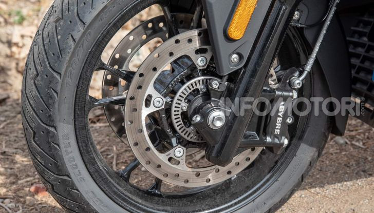 Confronto scooter 400: Bmw C400X e Yamaha XMAX 400 Iron Max - Foto 5 di 48