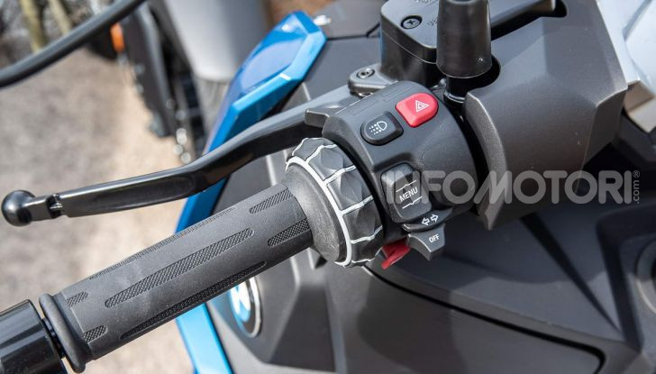 Confronto scooter 400: Bmw C400X e Yamaha XMAX 400 Iron Max - Foto 7 di 48