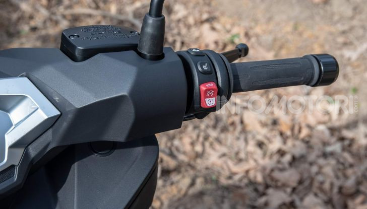 Confronto scooter 400: Bmw C400X e Yamaha XMAX 400 Iron Max - Foto 9 di 48