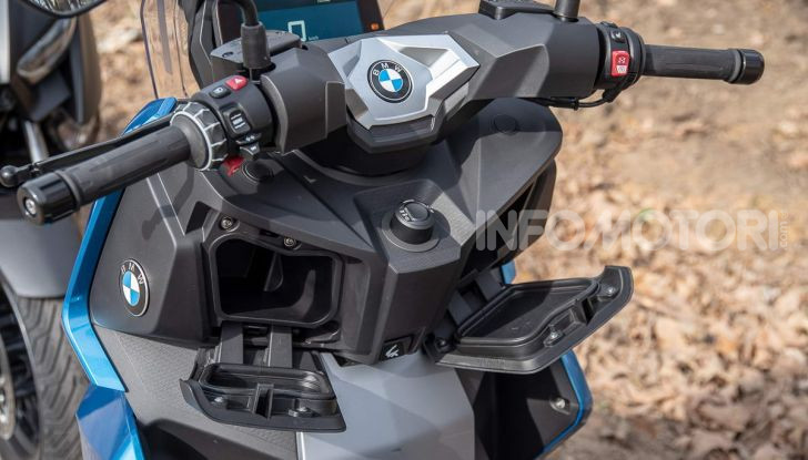 Confronto scooter 400: Bmw C400X e Yamaha XMAX 400 Iron Max - Foto 11 di 48