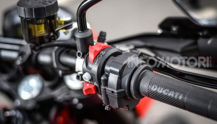 Prova su strada Ducati Hypermotard 950 e 950SP 2019: caratteristiche, opinioni e prezzi - Foto 33 di 54