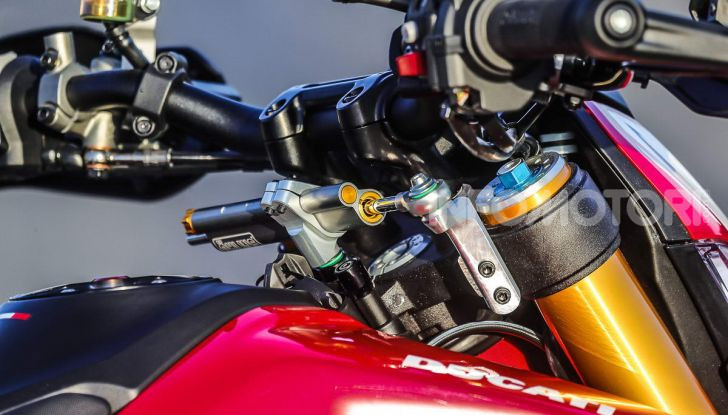 Prova su strada Ducati Hypermotard 950 e 950SP 2019: caratteristiche, opinioni e prezzi - Foto 52 di 54