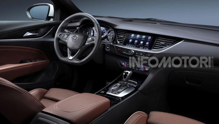 Opel Insigna Country Tourer 2019: rinasce la station wagon tedesca - Foto 7 di 9