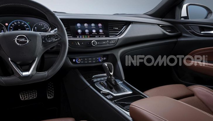 Opel Insigna Country Tourer 2019: rinasce la station wagon tedesca - Foto 8 di 9
