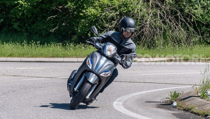 Prova Piaggio Medley 150 SE: commuter urbano Made in Italy - Foto 31 di 47