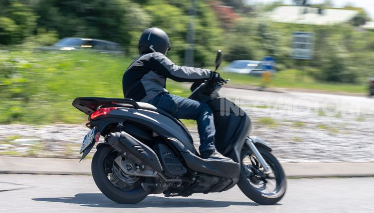 Prova Piaggio Medley 150 SE: commuter urbano Made in Italy - Foto 32 di 47