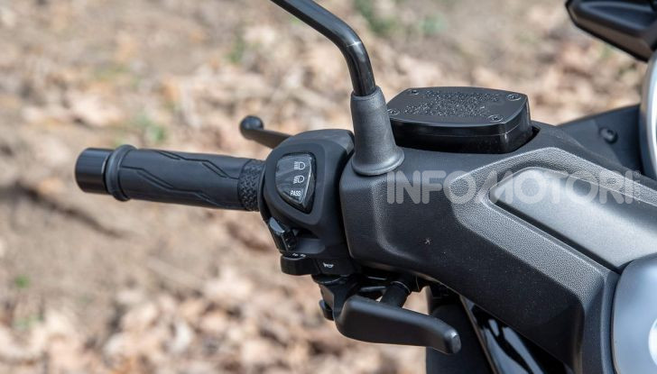 Confronto scooter 400: Bmw C400X e Yamaha XMAX 400 Iron Max - Foto 25 di 48