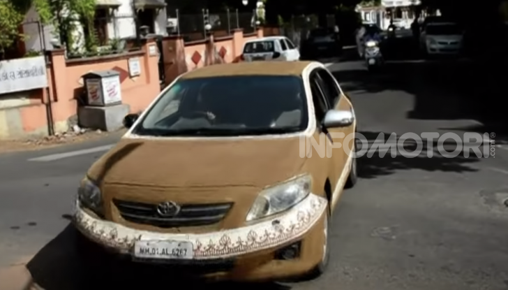 India, ricopre la sua auto di sterco per risparmiare sull’aria condizionata - Foto 2 di 6