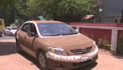 India, ricopre la sua auto di sterco per risparmiare sull’aria condizionata