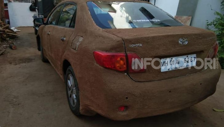 India, ricopre la sua auto di sterco per risparmiare sull’aria condizionata - Foto 6 di 6