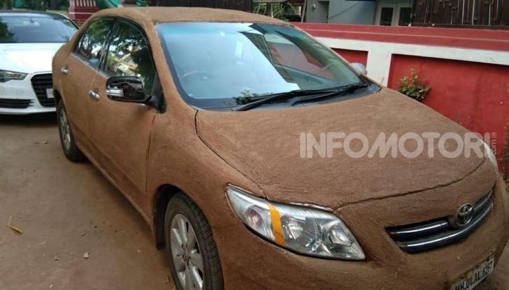 India, ricopre la sua auto di sterco per risparmiare sull’aria condizionata - Foto 1 di 6