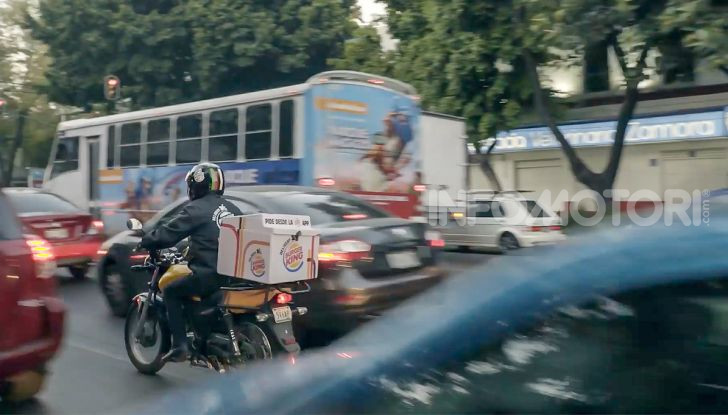 Burger King lancia le consegne a chi è bloccato nel traffico con “Traffic Jam Whopper” - Foto 6 di 12