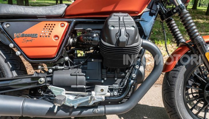 Prova su strada Moto Guzzi V9 Bobber Sport, quando l’estetica si unisce alla sostanza - Foto 7 di 48