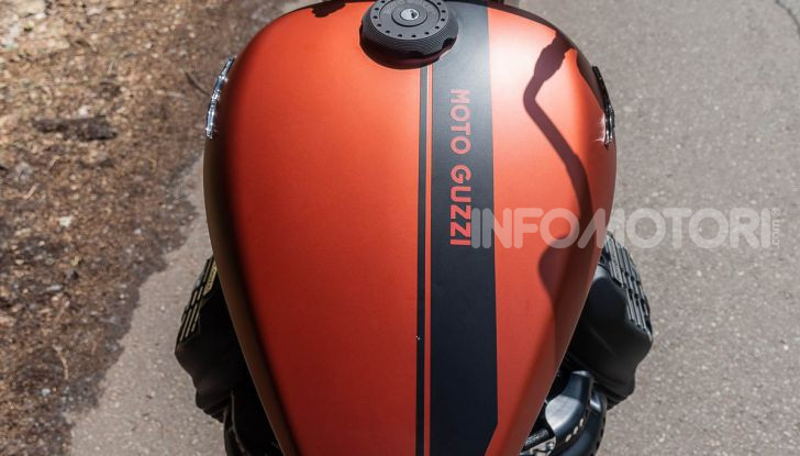 Prova su strada Moto Guzzi V9 Bobber Sport, quando l’estetica si unisce alla sostanza - Foto 12 di 48