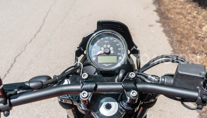 Prova su strada Moto Guzzi V9 Bobber Sport, quando l’estetica si unisce alla sostanza - Foto 14 di 48