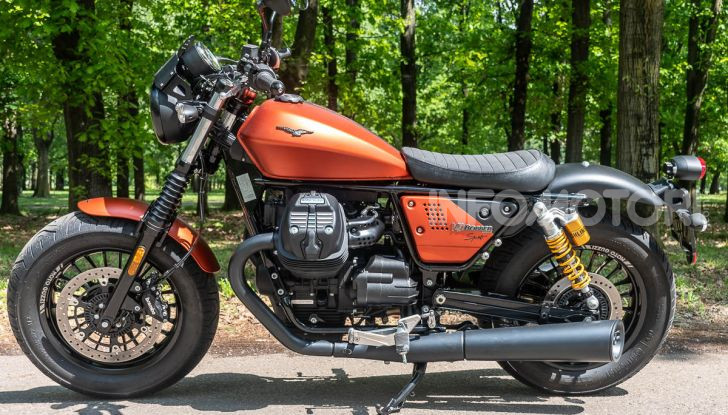 Prova su strada Moto Guzzi V9 Bobber Sport, quando l’estetica si unisce alla sostanza - Foto 15 di 48