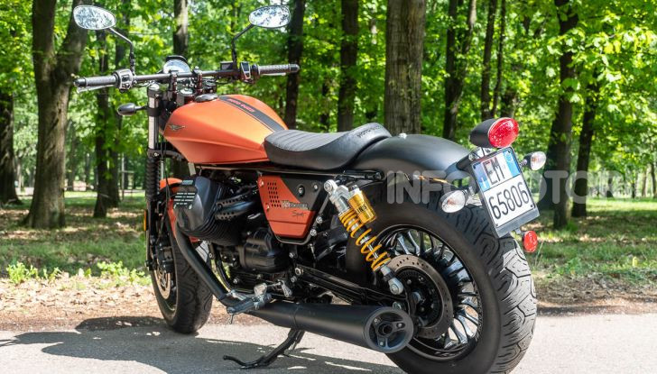 Prova su strada Moto Guzzi V9 Bobber Sport, quando l’estetica si unisce alla sostanza - Foto 20 di 48