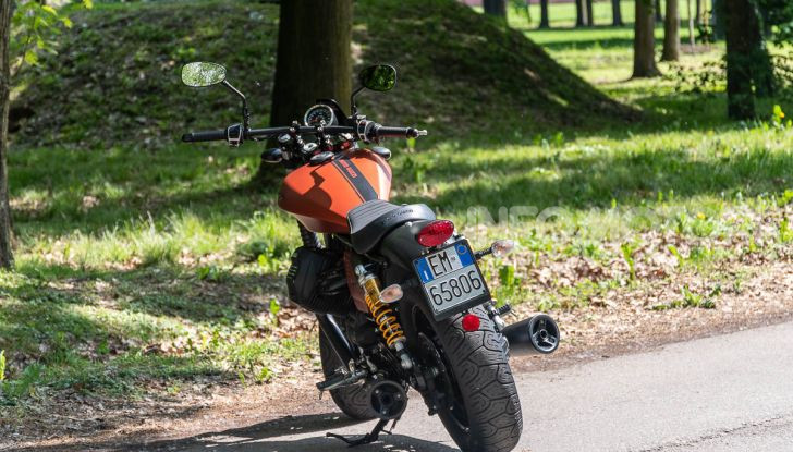 Prova su strada Moto Guzzi V9 Bobber Sport, quando l’estetica si unisce alla sostanza - Foto 25 di 48