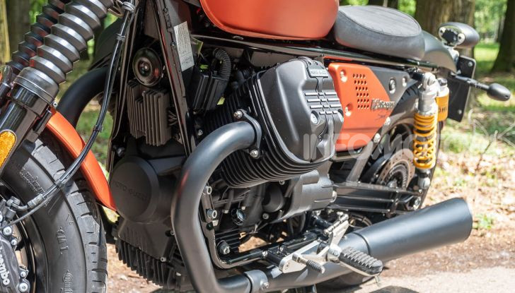 Prova su strada Moto Guzzi V9 Bobber Sport, quando l’estetica si unisce alla sostanza - Foto 29 di 48