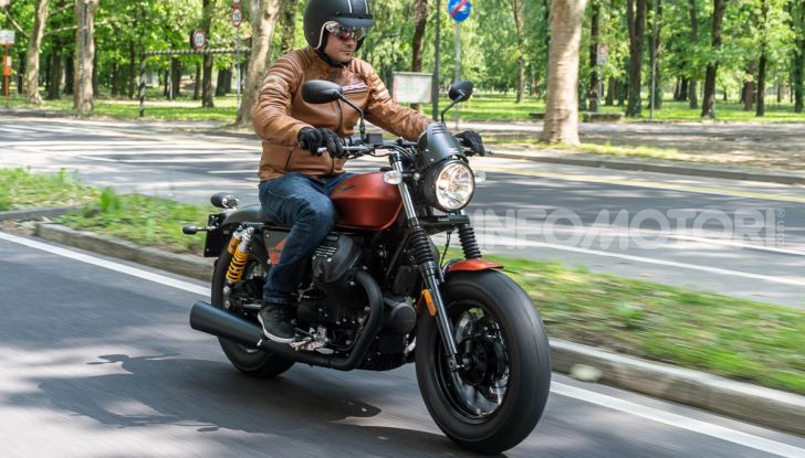 Prova su strada Moto Guzzi V9 Bobber Sport, quando l’estetica si unisce alla sostanza - Foto 39 di 48