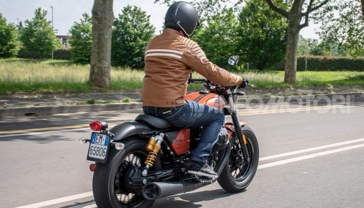 Prova su strada Moto Guzzi V9 Bobber Sport, quando l’estetica si unisce alla sostanza - Foto 42 di 48