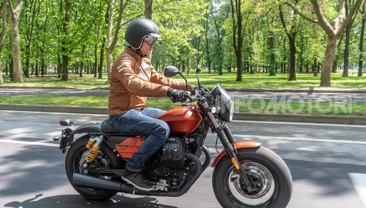 Prova su strada Moto Guzzi V9 Bobber Sport, quando l’estetica si unisce alla sostanza - Foto 46 di 48