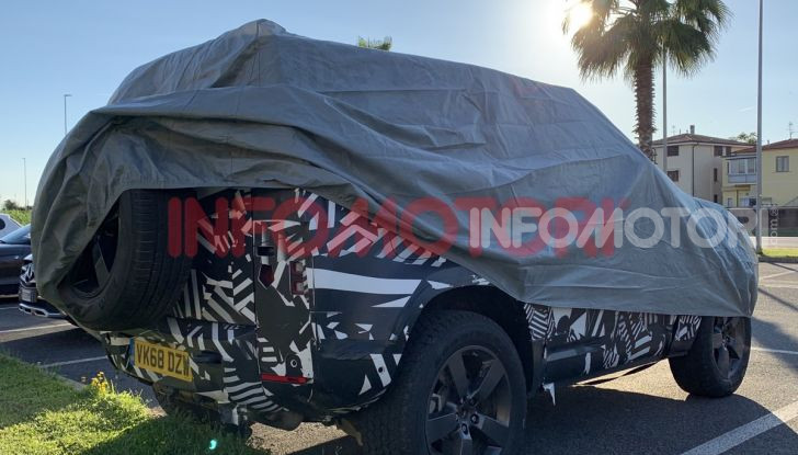 Nuovo Land Rover Defender 2020: le spy photo in pista e su strada - Foto 23 di 24