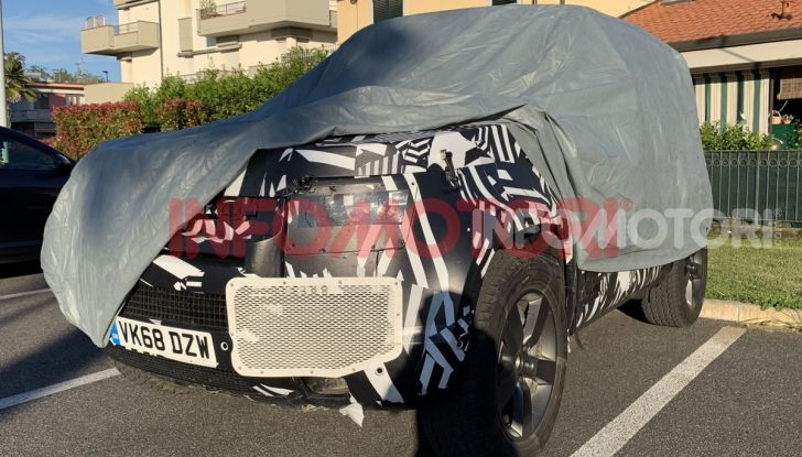 Nuovo Land Rover Defender 2020: le spy photo in pista e su strada - Foto 15 di 24