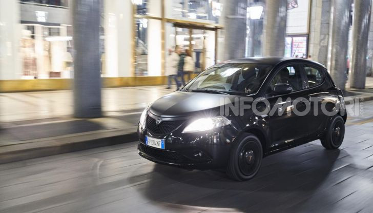 Lancia Ypsilon Black and Noir, serie speciale da 9.100 euro - Foto 15 di 40
