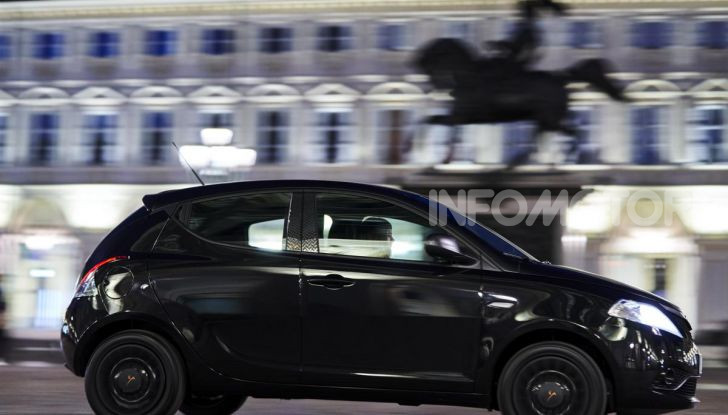 Lancia Ypsilon Black and Noir, serie speciale da 9.100 euro - Foto 17 di 40