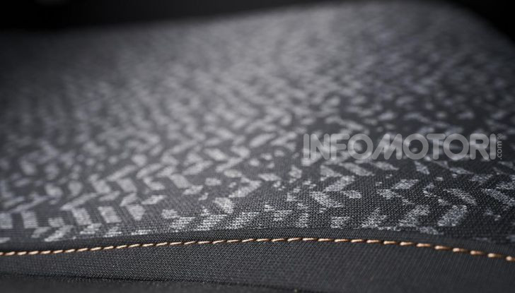 Lancia Ypsilon Black and Noir, serie speciale da 9.100 euro - Foto 19 di 40