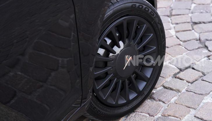 Lancia Ypsilon Black and Noir, serie speciale da 9.100 euro - Foto 28 di 40