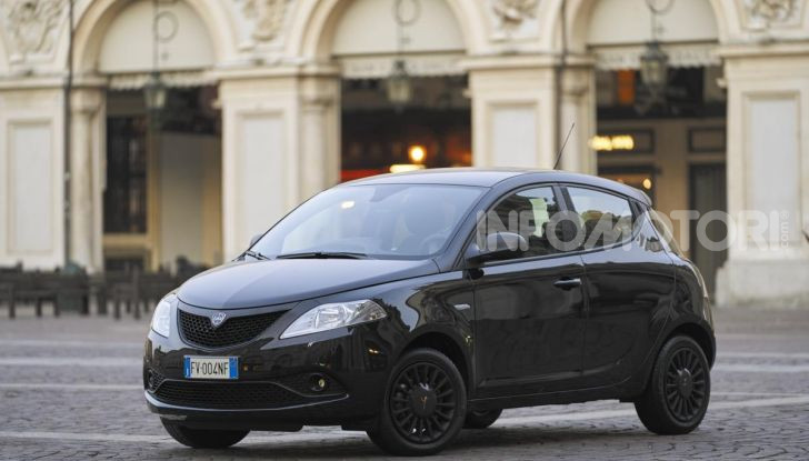 Lancia Ypsilon Black and Noir, serie speciale da 9.100 euro - Foto 32 di 40