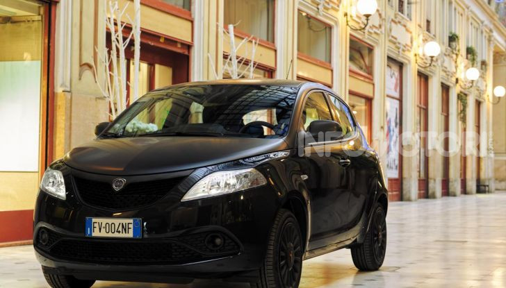 Lancia Ypsilon Black and Noir, serie speciale da 9.100 euro - Foto 35 di 40