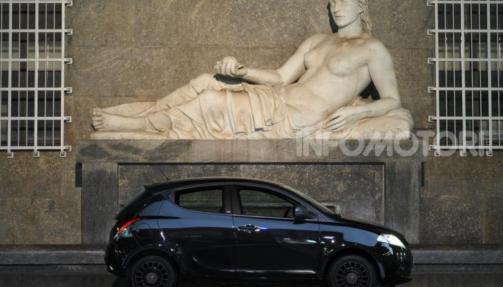 Lancia Ypsilon Black and Noir, serie speciale da 9.100 euro - Foto 36 di 40