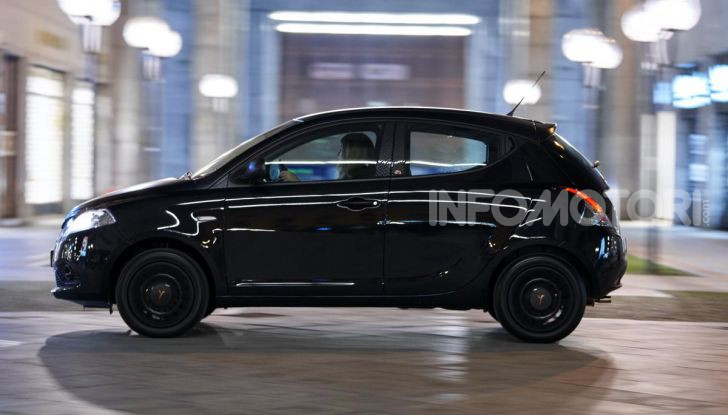 Lancia Ypsilon Black and Noir, serie speciale da 9.100 euro - Foto 13 di 40