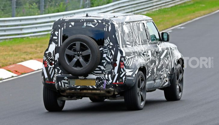 Nuovo Land Rover Defender 2020: le spy photo in pista e su strada - Foto 10 di 24