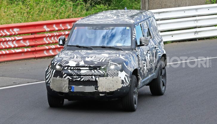 Nuovo Land Rover Defender 2020: le spy photo in pista e su strada - Foto 12 di 24