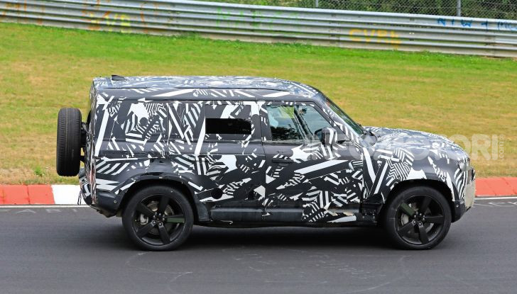 Nuovo Land Rover Defender 2020: le spy photo in pista e su strada - Foto 4 di 24
