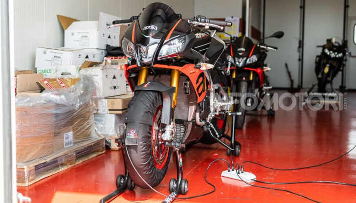 [VIDEO] Test in pista Aprilia Tuono V4 1100 Factory: potente, raffinata ed efficace - Foto 2 di 52