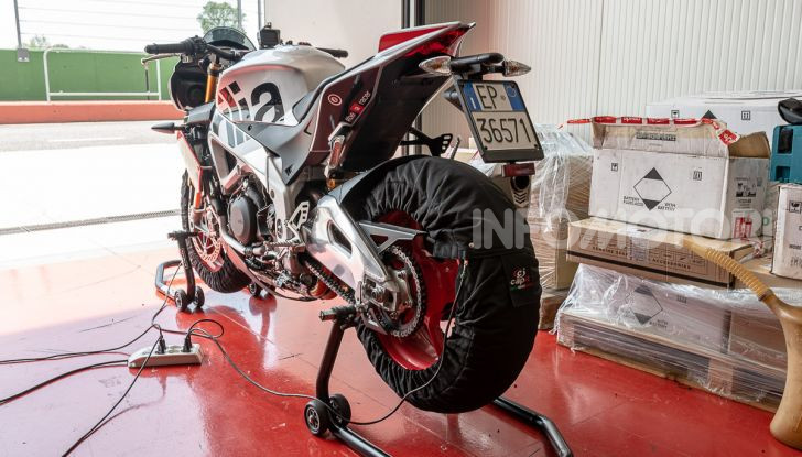 [VIDEO] Test in pista Aprilia Tuono V4 1100 Factory: potente, raffinata ed efficace - Foto 3 di 52