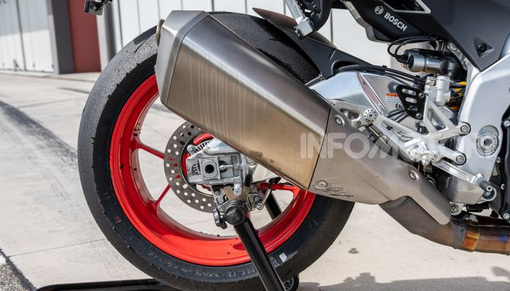 [VIDEO] Test in pista Aprilia Tuono V4 1100 Factory: potente, raffinata ed efficace - Foto 14 di 52