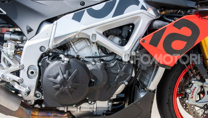 [VIDEO] Test in pista Aprilia Tuono V4 1100 Factory: potente, raffinata ed efficace - Foto 16 di 52