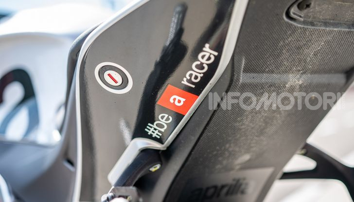 [VIDEO] Test in pista Aprilia Tuono V4 1100 Factory: potente, raffinata ed efficace - Foto 17 di 52