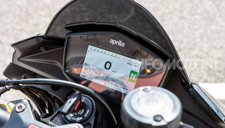 [VIDEO] Test in pista Aprilia Tuono V4 1100 Factory: potente, raffinata ed efficace - Foto 20 di 52