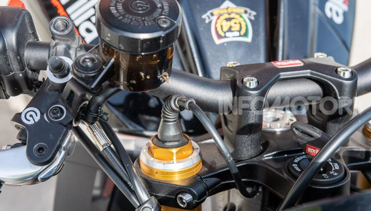 [VIDEO] Test in pista Aprilia Tuono V4 1100 Factory: potente, raffinata ed efficace - Foto 24 di 52
