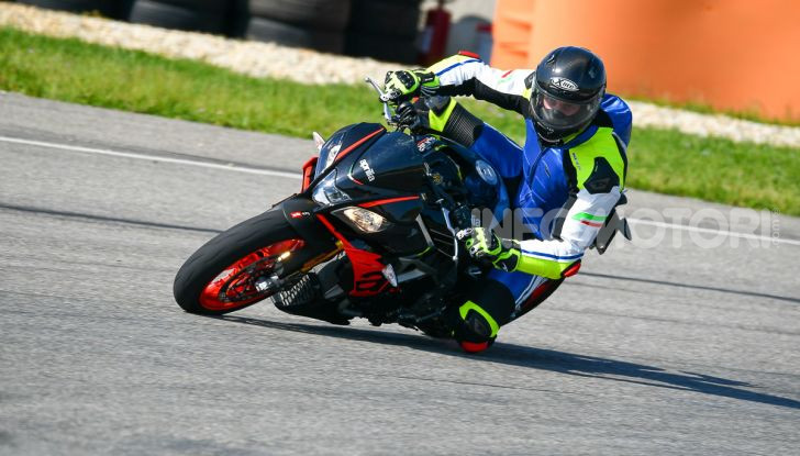 [VIDEO] Test in pista Aprilia Tuono V4 1100 Factory: potente, raffinata ed efficace - Foto 25 di 52