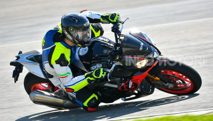 [VIDEO] Test in pista Aprilia Tuono V4 1100 Factory: potente, raffinata ed efficace - Foto 26 di 52